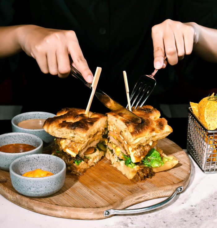 Grand Mercure Batam Centre, hotel premium jaringan Accor, menghadirkan pengalaman kuliner yang memadukan cita rasa homemade berkualitas dengan suasana bersantap yang elegan.