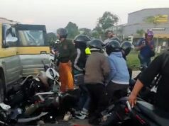 Mobil Strada Tabrak Antrean Pengendara Saat Lampu Merah K Square