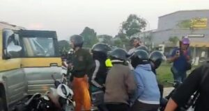 Mobil Strada Tabrak Antrean Pengendara Saat Lampu Merah K Square