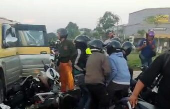 Mobil Strada Tabrak Antrean Pengendara Saat Lampu Merah K Square