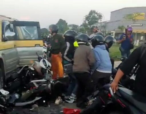 Mobil Strada Tabrak Antrean Pengendara Saat Lampu Merah K Square