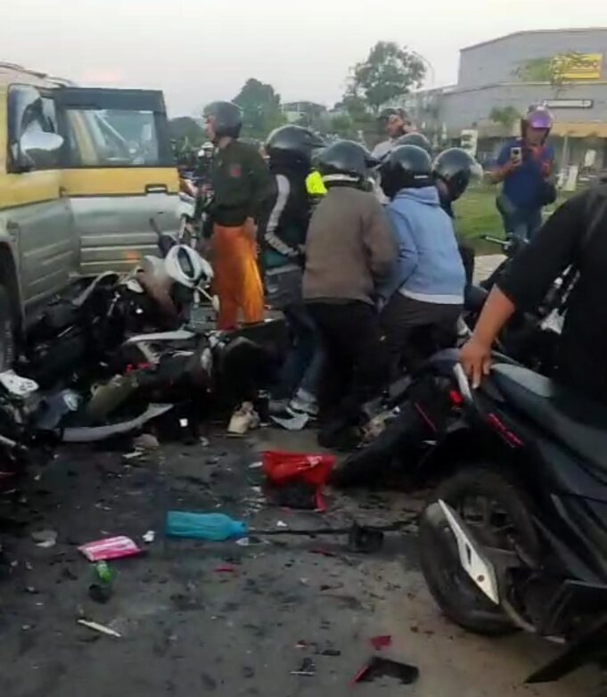 Mobil Strada Tabrak Antrean Pengendara Saat Lampu Merah K Square
