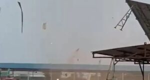 Angin Kencang Mengamuk di Tanjung Sengkuang, Pekerja Berhamburan Selamatkan Diri