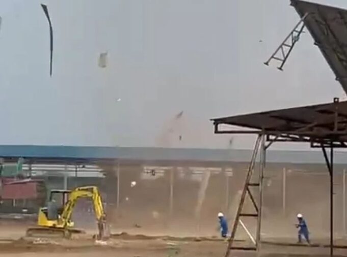 Angin Kencang Mengamuk di Tanjung Sengkuang, Pekerja Berhamburan Selamatkan Diri
