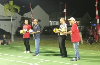Warga Green Bay Gelar Turnamen Voli HUT RI, Camat Sekupang Tambah Hadiah Pemain Terbaik