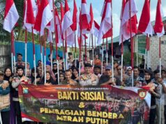 Sambut HUT ke-81 RI, Ditsamapta Polda Kepri Bagikan 100 Bendera Merah Putih dan Salurkan Sembako untuk Warga Batu Merah