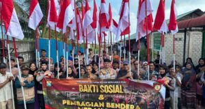 Sambut HUT ke-81 RI, Ditsamapta Polda Kepri Bagikan 100 Bendera Merah Putih dan Salurkan Sembako untuk Warga Batu Merah