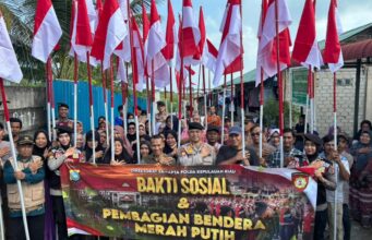 Sambut HUT ke-81 RI, Ditsamapta Polda Kepri Bagikan 100 Bendera Merah Putih dan Salurkan Sembako untuk Warga Batu Merah