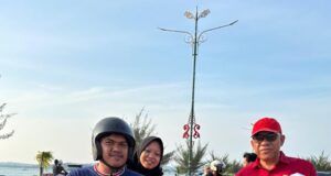 Sambut HUT RI ke-81, FPK Kepri Bersama ICMI dan MKKS Bagikan 1.000 Bendera Merah Putih di Tepi Laut