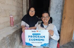 LAZIS PLN Batam dan Rumah Zakat Salurkan Bantuan , Modal Usaha, dan Pendidikan untuk 10 Penerima Manfaat