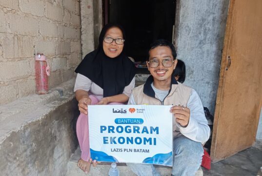 LAZIS PLN Batam dan Rumah Zakat Salurkan Bantuan , Modal Usaha, dan Pendidikan untuk 10 Penerima Manfaat