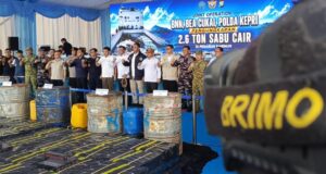 Bea Cukai, BNN RI dan Polda Kepri Gagalkan Peredaran 2,6 Ton Sabu Cair dan 1,57 Juta Rokok Ilegal dari MV Ocean Porter di Kepri