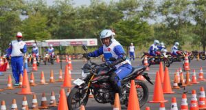 Teknik Menikung Motor yang Tepat, Kapan Badan Harus Ikut Miring?