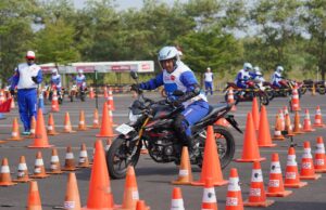 Teknik Menikung Motor yang Tepat, Kapan Badan Harus Ikut Miring?