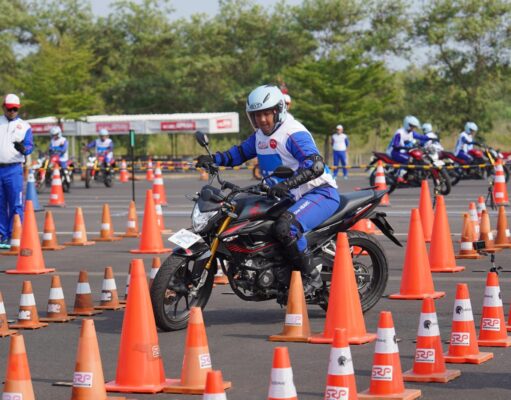 Teknik Menikung Motor yang Tepat, Kapan Badan Harus Ikut Miring?