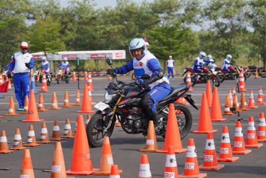 Teknik Menikung Motor yang Tepat, Kapan Badan Harus Ikut Miring?