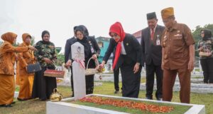 Pemprov Kepri Gelar Upacara dan Ziarah Tabur Bunga di TMP Pusara Bhakti