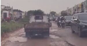 Empat Hari Tiga Kecelakaan, Jalan Berlubang di Kabil Jadi Sorotan