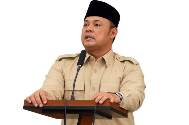 Pria Berseragam Berpidato di Podium
