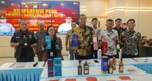 Polisi Sita Ribuan Botol Miras Tanpa Izin Edar di Batam, Pemilik Barang Diduga Lai Chun