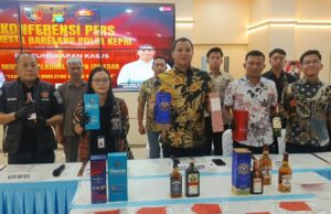 Polisi Sita Ribuan Botol Miras Tanpa Izin Edar di Batam, Pemilik Barang Diduga Lai Chun