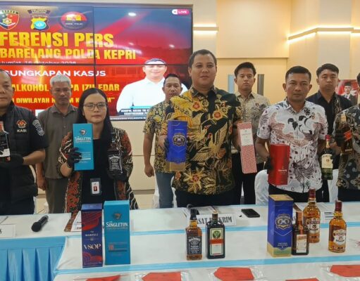 Polisi Sita Ribuan Botol Miras Tanpa Izin Edar di Batam, Pemilik Barang Diduga Lai Chun